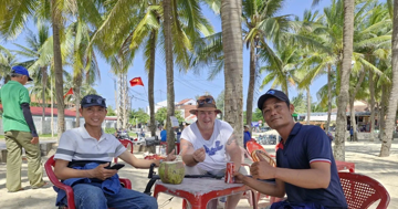 Khách Tây rơi nhẫn trên biển Đà Nẵng, một ngày sau tìm thấy dưới cát sâu nửa mét