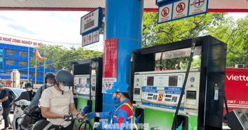 Xăng sinh học E10: Người mua rụt rè, e ngại
