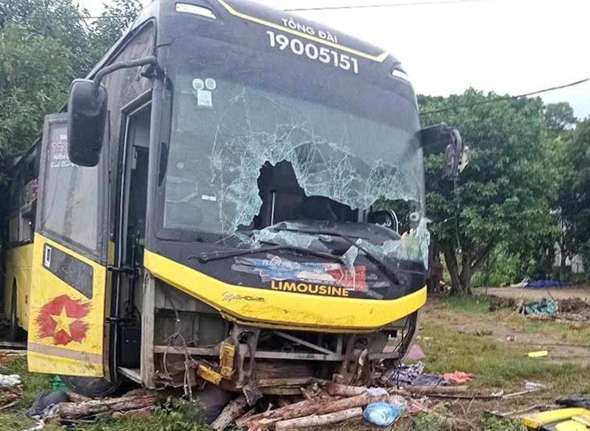 Hiện trường vụ xe khách lật khiến 10 người tử vong. Ảnh: Hoàng Nam. 257tngt.jpg
