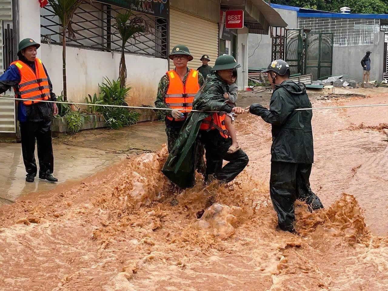 Lực lượng Công an tỉnh Điện Biên khẩn trương triển khai các biện pháp cứu hộ, cứu nạn và hỗ trợ nhân dân khắc phục hậu quả thiên tai. Ảnh: X.Đ 6.jpg