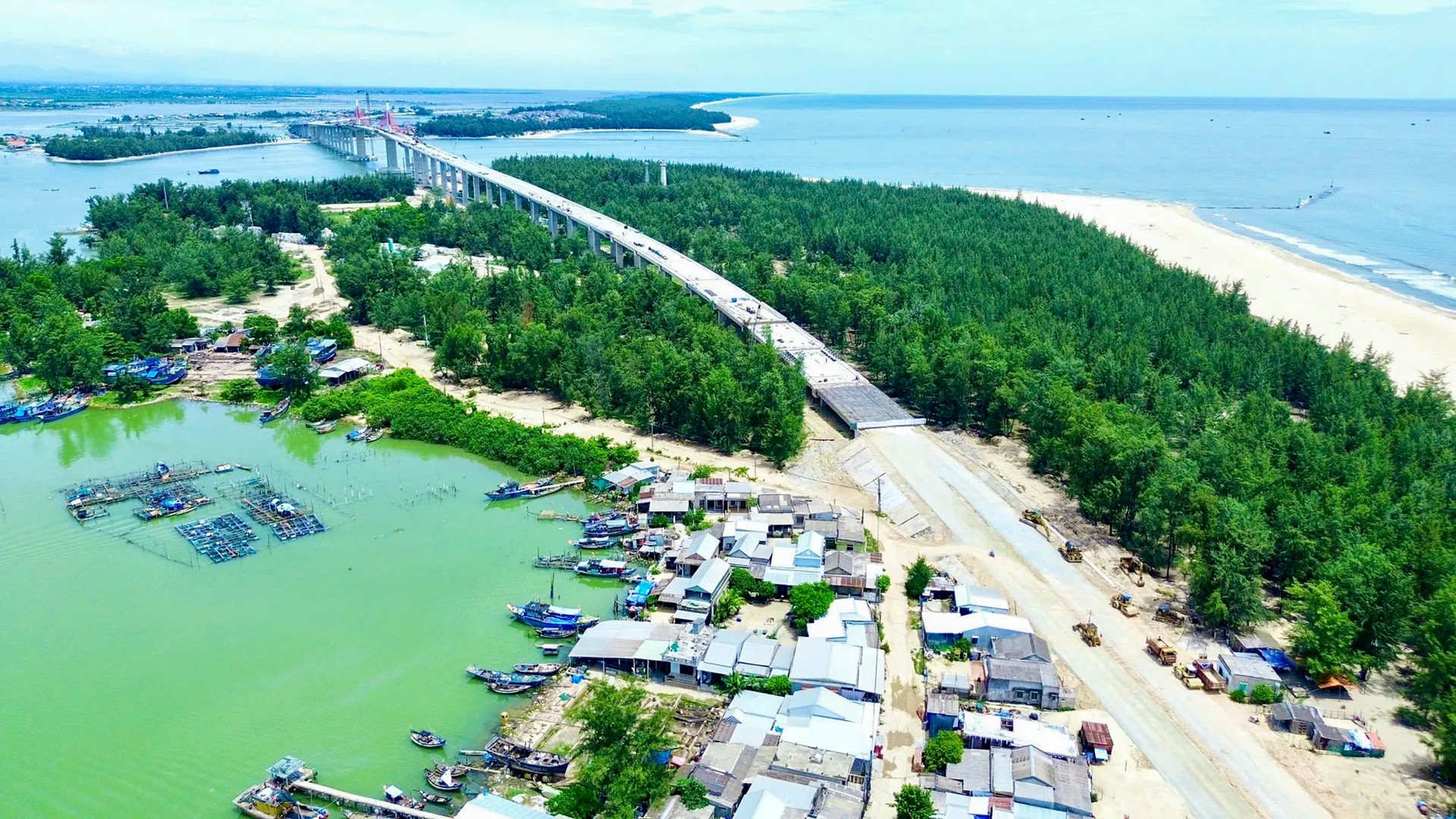 Cầu vượt cửa biển nghìn tỷ dài nhất miền Trung gặp khó giai đoạn nước rút- Ảnh 1. Cầu vượt cửa biển nghìn tỷ dài nhất miền Trung gặp khó giai đoạn nước rút- Ảnh 1.