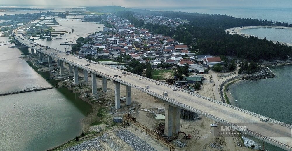 Cầu vượt cửa biển nghìn tỷ dài nhất miền Trung gặp khó giai đoạn nước rút- Ảnh 3. Cầu vượt cửa biển nghìn tỷ dài nhất miền Trung gặp khó giai đoạn nước rút- Ảnh 3.