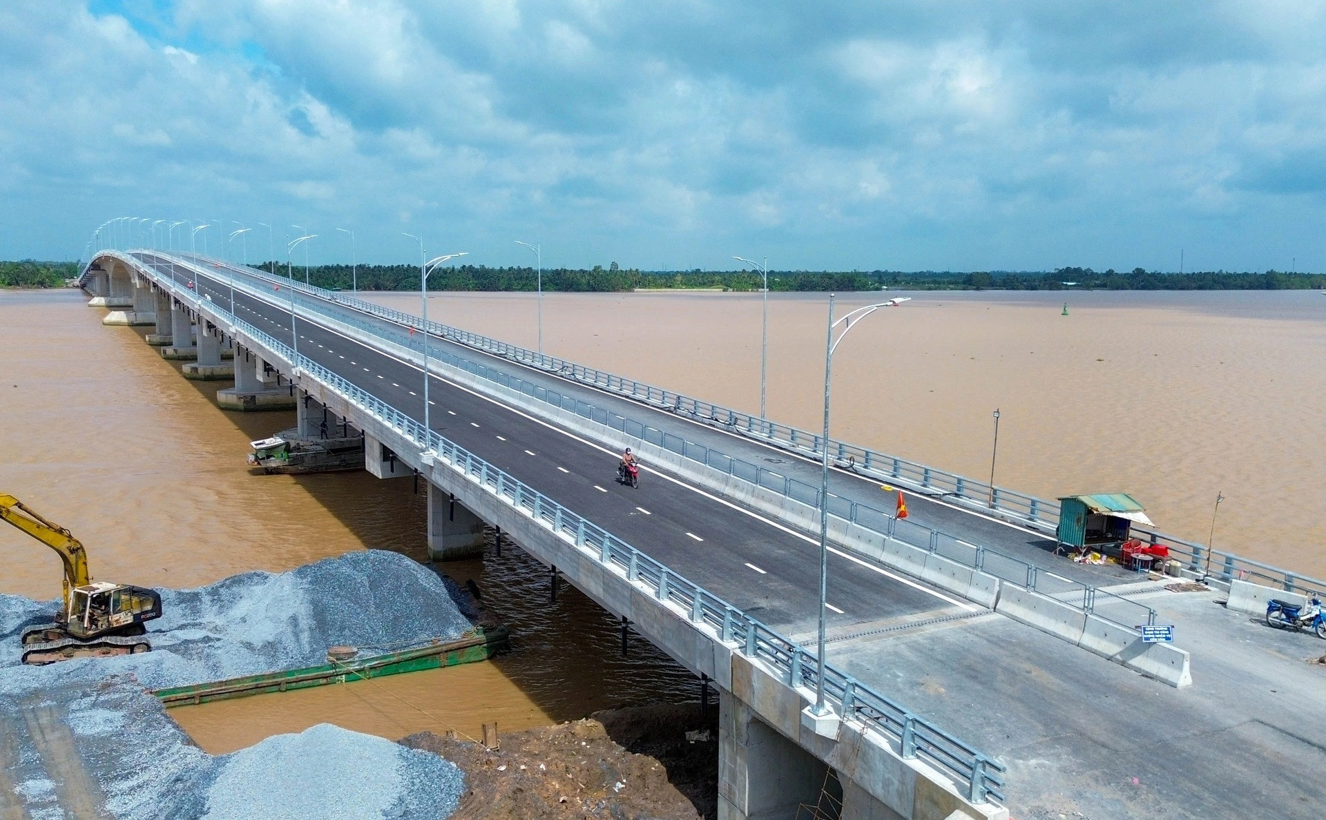 Hôm nay, thông xe tạm cầu vượt sông Hậu nối thông ĐBSCL với TP. HCM- Ảnh 1. Hôm nay, thông xe tạm cầu vượt sông Hậu nối thông ĐBSCL với TP. HCM- Ảnh 1.