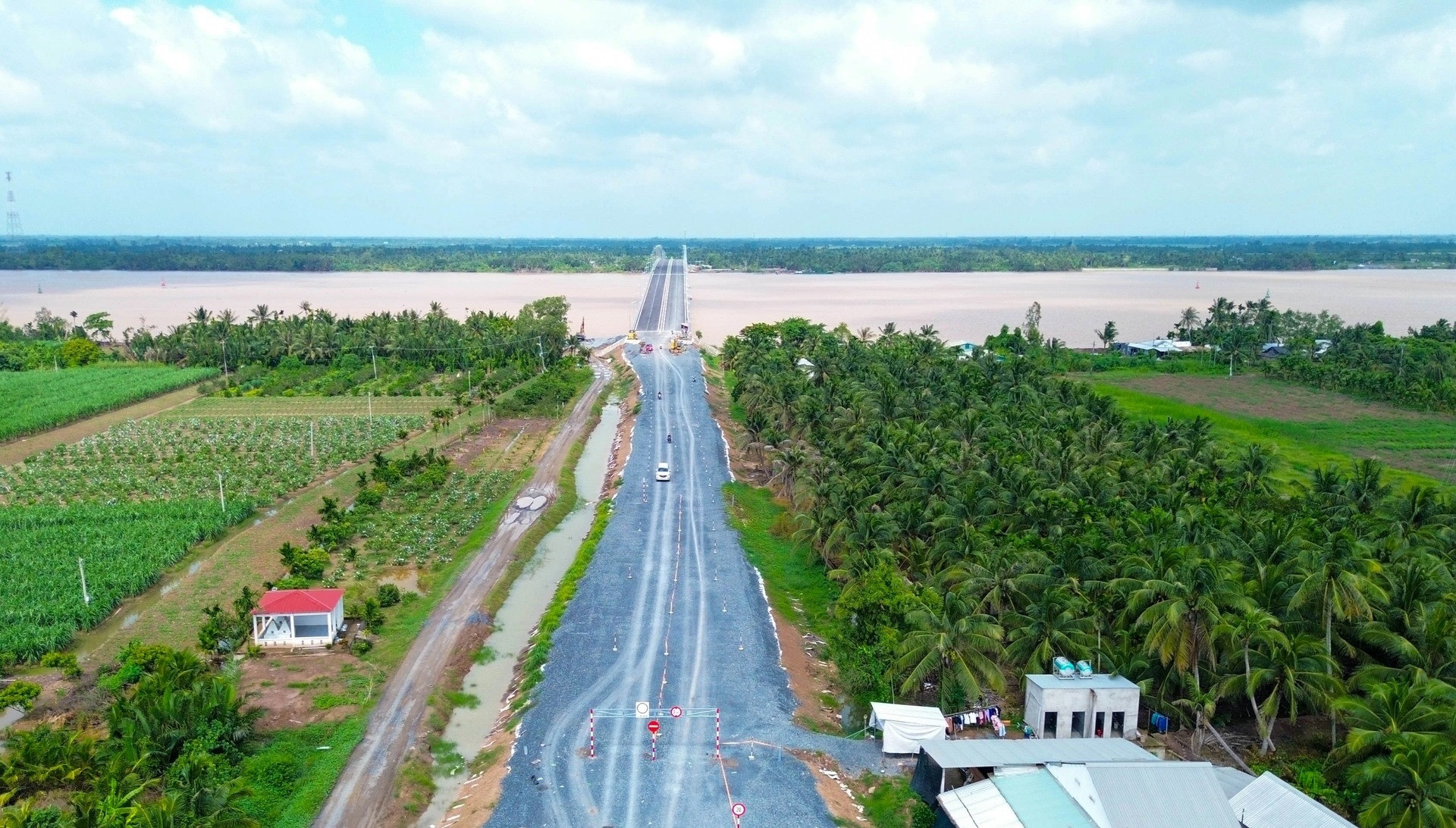 Hôm nay, thông xe tạm cầu vượt sông Hậu nối thông ĐBSCL với TP. HCM- Ảnh 2. Hôm nay, thông xe tạm cầu vượt sông Hậu nối thông ĐBSCL với TP. HCM- Ảnh 2.