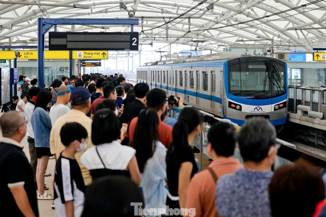 hanh-khach-cho-len-tau-metro-8420-2755.jpg