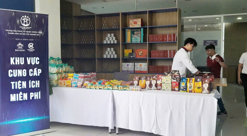 Tại Trung tâm Phục vụ hành chính công TP Hà Nội, Chi nhánh số 1, bày riêng một gian thực phẩm để phục vụ người dân đến làm thủ tục hành chính. z6861819384079-bca5e37947f2b5bbdaa1ccf1d48f3433.jpg