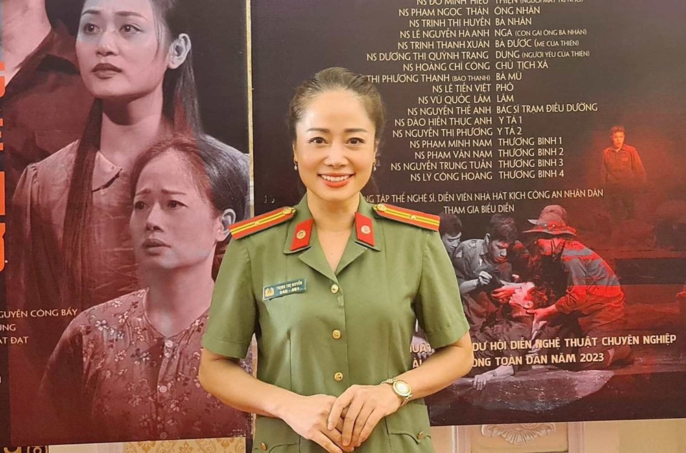 Danh tính nữ diễn viên vào vai Bí thư xã trong phim 'giờ vàng' <a style='text-decoration: none;' href='/VTV'>VTV</a>: Là Thiếu tá Công an, có 22 năm trong ngành - ảnh 1