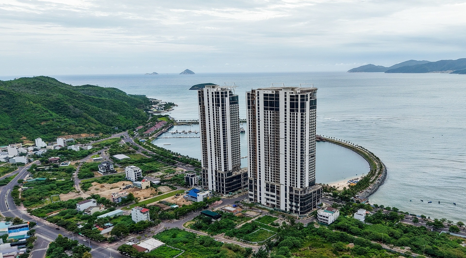 Siêu cao ốc bỏ hoang bên vịnh Nha Trang rơi vào vòng xoáy nợ nần- Ảnh 1.