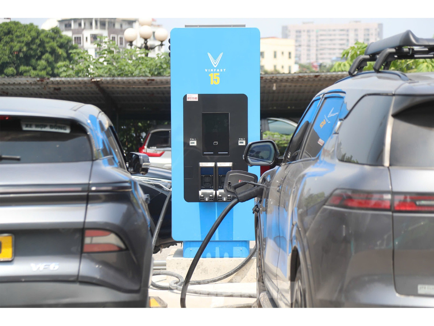 Một trụ sạc ô tô điện tại Hà Nội. Ảnh: Lộc Liên. tram-sac-xe-dien-1-6866.jpg