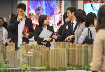 12 giờ đêm vẫn tấp nập người đến xem dự án, thị trường BĐS Trung Quốc hồi sinh nhờ chính sách mới