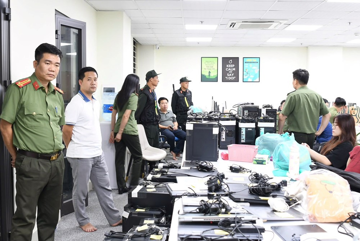 Khám xét khẩn cấp 1 công ty, khởi tố 20 người, tịch thu 800 tỷ trong đường dây lừa đảo tiền ảo