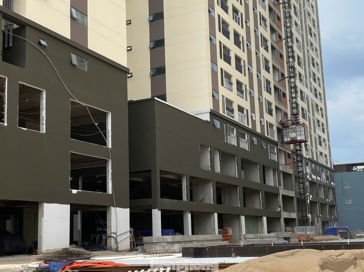 Trong đó, chủ đầu tư phải hoàn thành việc thi công, xây dựng dự án trong vòng 15 tháng kể từ ngày 10/2. Sau đó 3 tháng phải hoàn thành công tác nghiệm thu, bàn giao, đưa vào sử dụng. tp-3.jpg