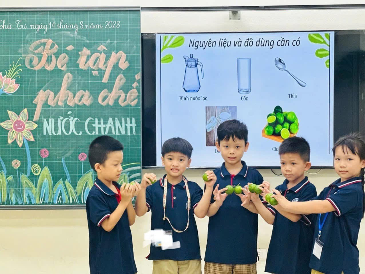Học sinh tiểu học ở Hà Nội được giáo viên hướng dẫn pha chế nước chanh. nc-chanh.jpg