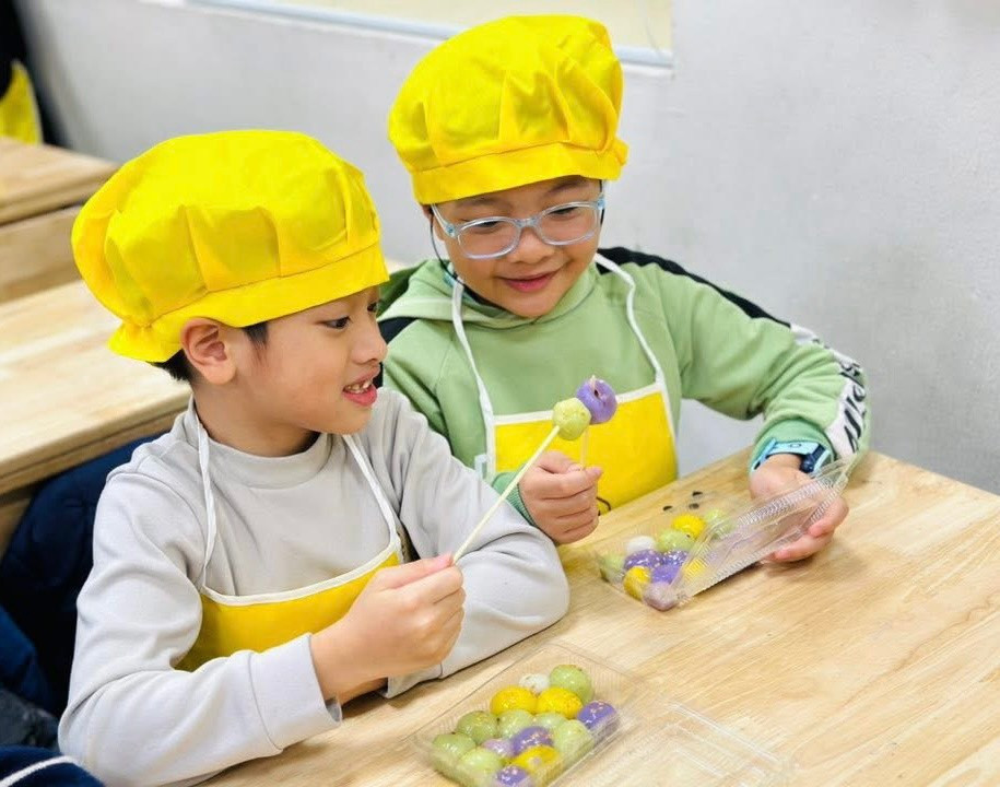 Học sinh Trường tiểu học Đống Đa (Hà Nội) trong giờ học thực hành làm bánh trôi. banh-troi.jpg