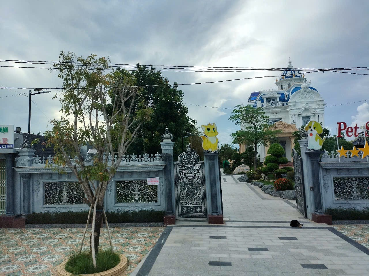 Căn biệt thự của ông Tập xây không phép trên đất nông nghiệp tới nay vẫn uy nghi tồn tại.