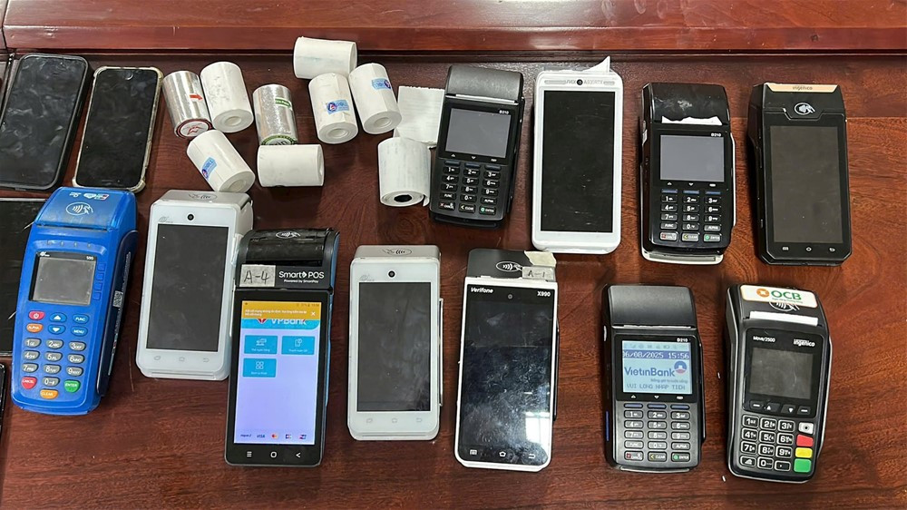 Bắt giữ 6 đối tượng, thu giữ 25 máy <a style='text-decoration: none;' href='/POS'>POS</a>, 10 điện thoại di động - ảnh 1