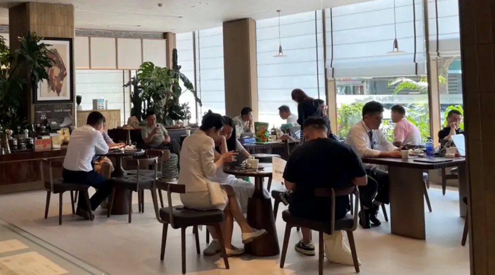 12 giờ đêm vẫn tấp nập người đến xem dự án, thị trường BĐS Trung Quốc hồi sinh nhờ chính sách mới - ảnh 2