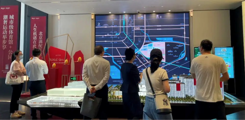 12 giờ đêm vẫn tấp nập người đến xem dự án, thị trường BĐS Trung Quốc hồi sinh nhờ chính sách mới - ảnh 3