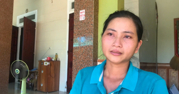 Người vợ xúc động đón tin chồng bán gà lôi trắng được tại ngoại