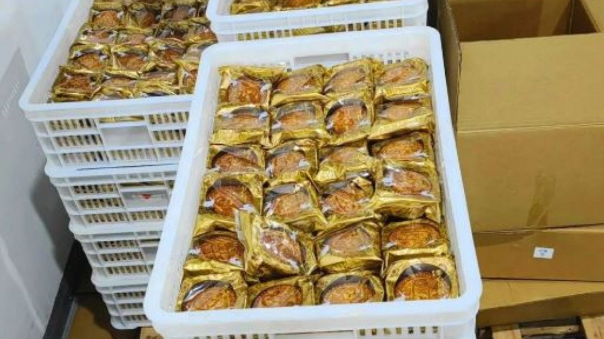 Đột kích một kho hàng, công an phát hiện 20.000 hộp bánh trung thu nhái nhãn hiệu lớn, triệt phá đường dây sản xuất hàng giả 73 tỷ đồng Đột kích một kho hàng, công an phát hiện 20.000 hộp bánh trung thu nhái nhãn hiệu lớn, triệt phá đường dây sản xuất hàng giả 73 tỷ đồng