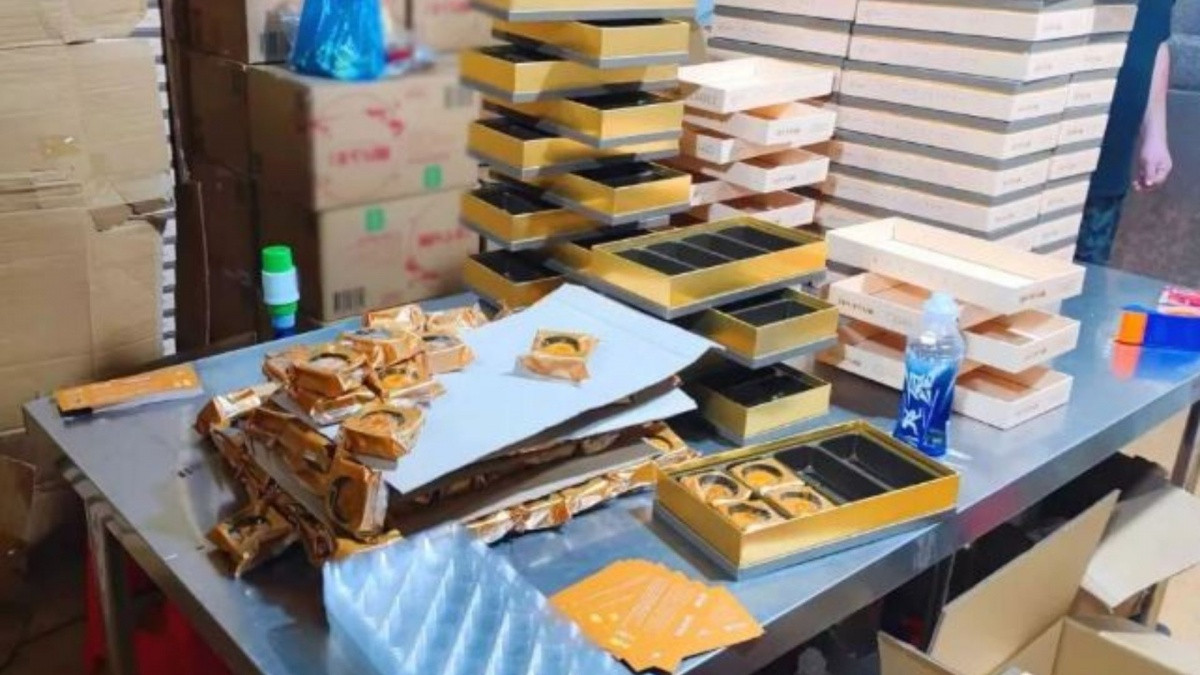 Đột kích một kho hàng, công an phát hiện 20.000 hộp bánh trung thu nhái nhãn hiệu lớn, triệt phá đường dây sản xuất hàng giả 73 tỷ đồng Đột kích một kho hàng, công an phát hiện 20.000 hộp bánh trung thu nhái nhãn hiệu lớn, triệt phá đường dây sản xuất hàng giả 73 tỷ đồng