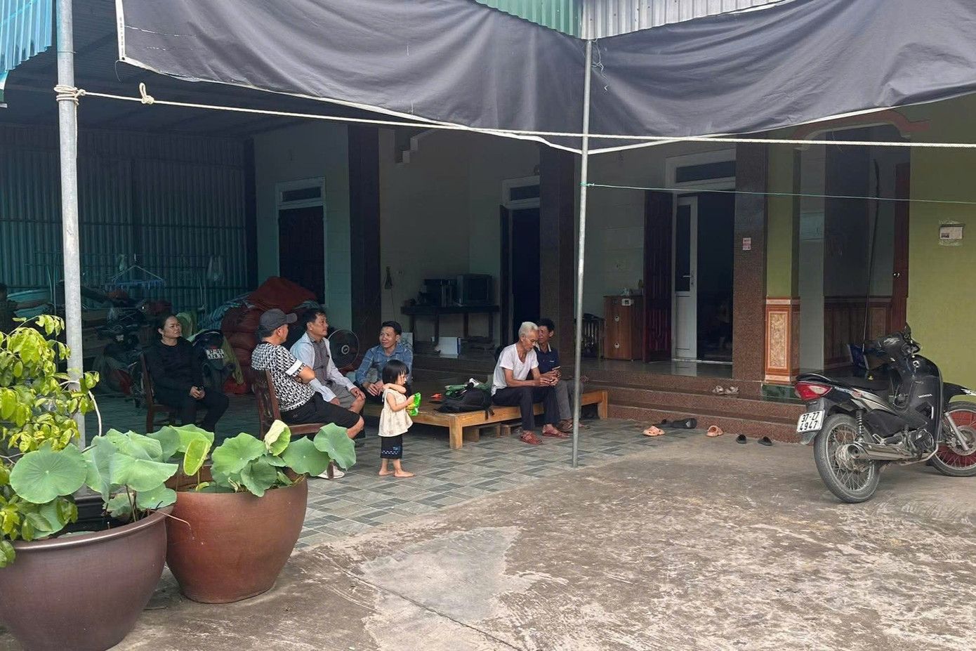 Hàng xóm tới nhà anh Thái Khắc Thành chia vui khi biết tin anh được tại ngoại z6902564660658-0c87969a5190affb0a6492c00d6d75e1.jpg