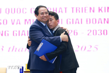 Thủ tướng Phạm Minh Chính động viên trưởng bản ở Điện Biên