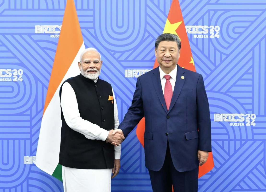 Thủ tướng Ấn Độ Narendra Modi và Chủ tịch Trung Quốc Tập Cận Bình gặp nhau nhân dịp Thượng đỉnh BRICS tại Liên bang Nga. (Ảnh: Xinhua) modi.jpg