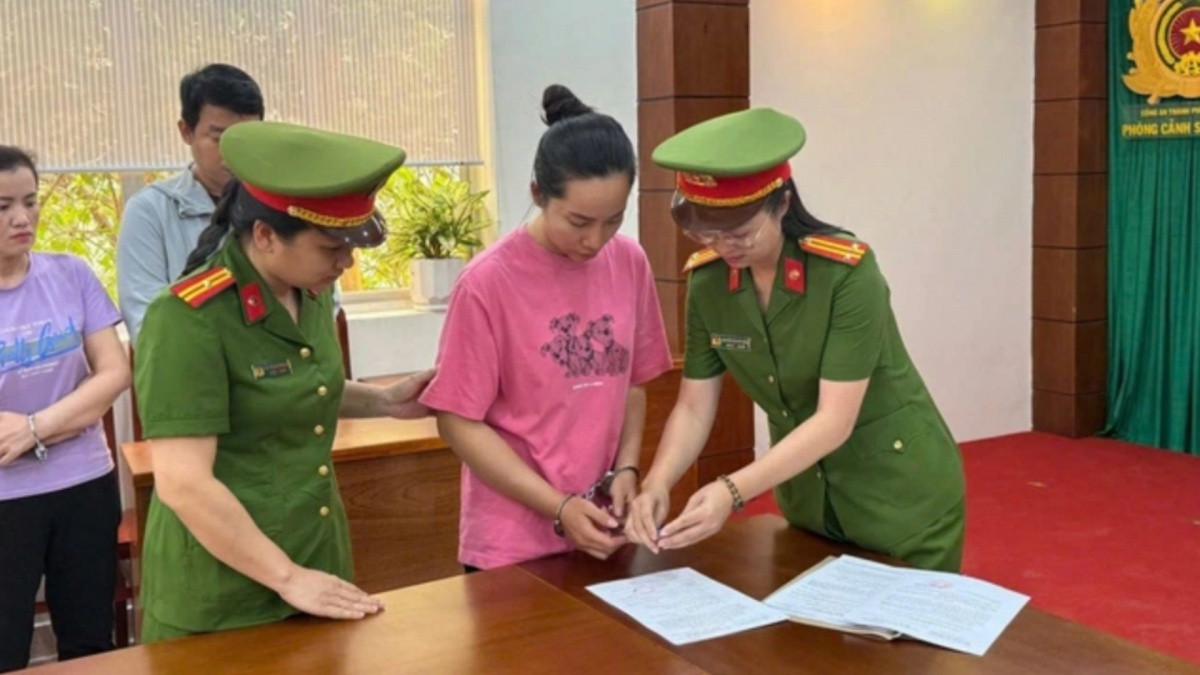 TP.HCM: Triệt phá các kho hàng giả “khổng lồ” gồm hơn 5 tấn phụ gia thực phẩm, 7 nghìn lon sữa bột và 24 nghìn chai thực phẩm chức năng giả