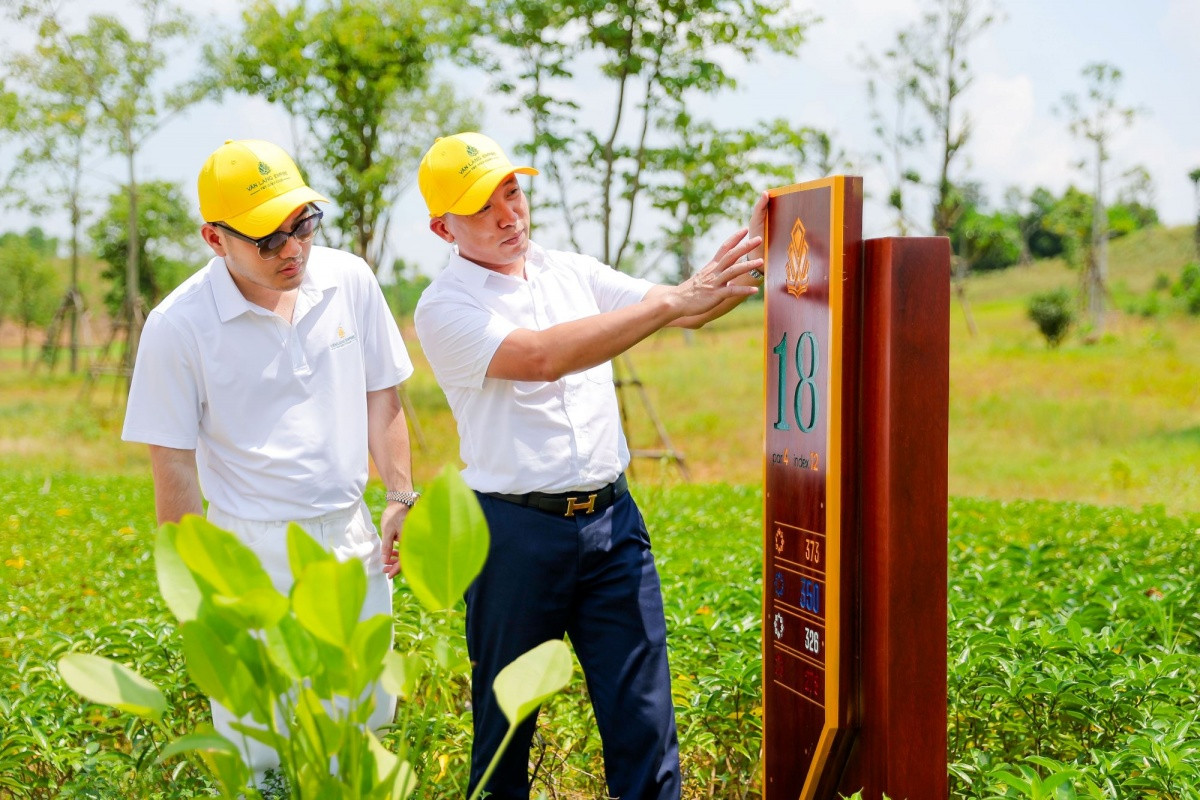 Cán bộ, nhân viên Văn Lang Empire T&T Golf Club sẽ được NTK Lê Thanh Hòa thiết kế đồng phục riêng