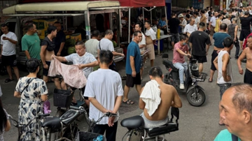 Tại nền kinh tế thứ 2 thế giới: Các công ty đồng loạt cắt giảm nhân sự chỉ tuyển lao động thời vụ, người lao động phải xếp hàng đợi việc