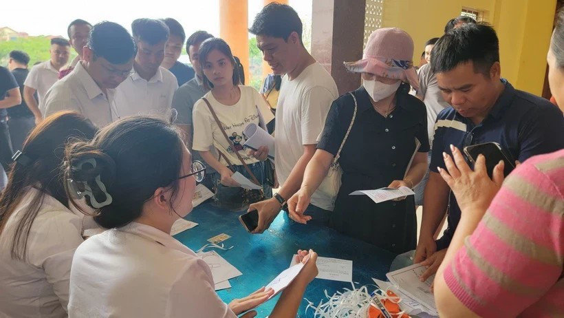 Người dân làm tham gia đấu giá đất tại xã Văn Lâm, tỉnh Hưng Yên. Ảnh: Mạnh Khánh 85284-30c4ff7deab2cb63819325ebe23803a3.jpg