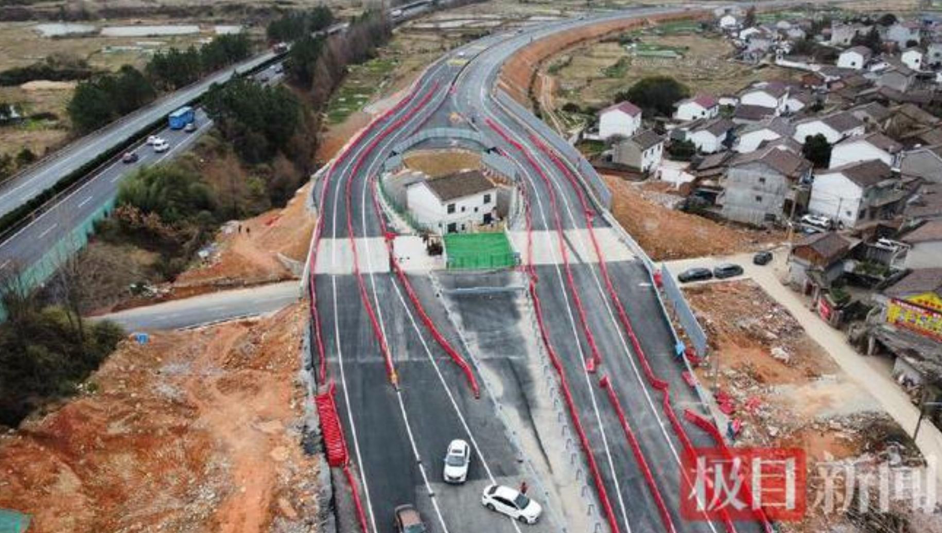 Tranh chấp bồi thường đất tạo nên cảnh tượng ‘chướng mắt’ trên cao tốc- Ảnh 3.
