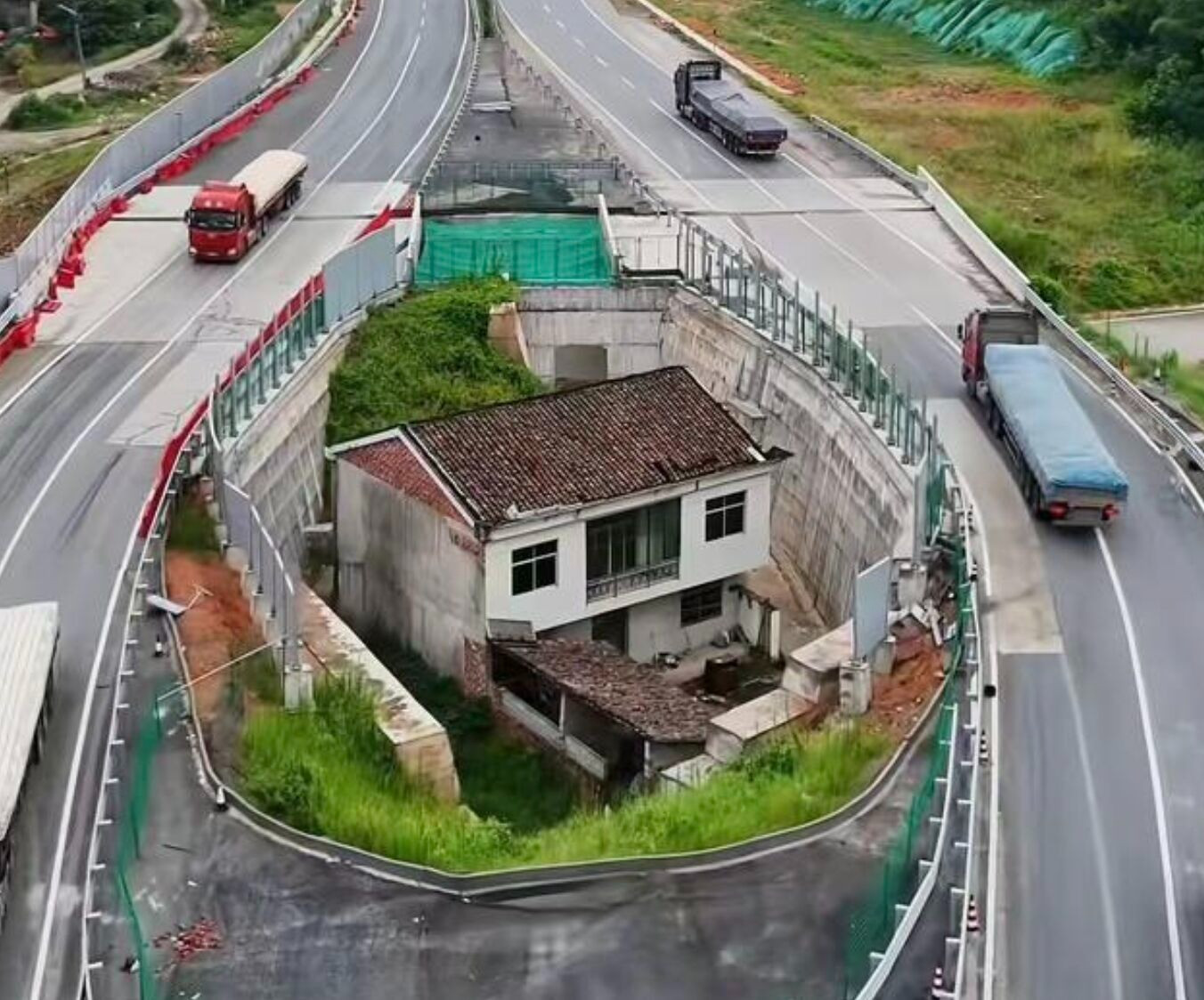 Tranh chấp bồi thường đất tạo nên cảnh tượng ‘chướng mắt’ trên cao tốc- Ảnh 1.
