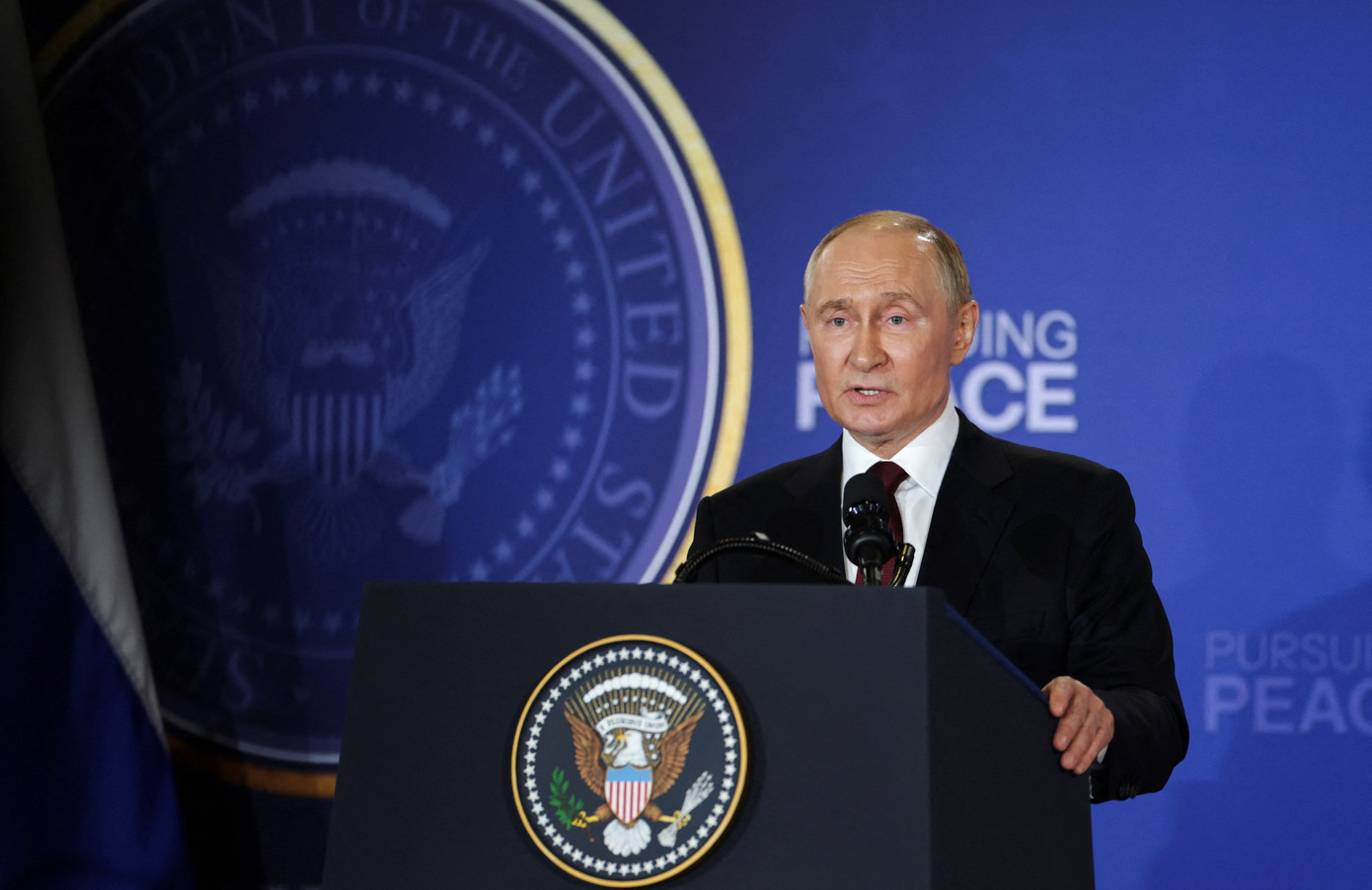 Tổng thống Nga Vladimir Putin phát biểu tại cuộc họp báo hôm 15/8 sau hội nghị thượng đỉnh Alaska. (Ảnh: Reuters) i5pvhoypxrintb3as4gypdgq7y.jpg