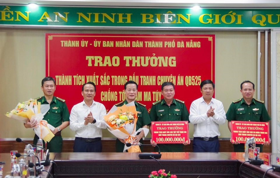 Lãnh đạo thành phố trao thưởng cho lực lượng Bộ đội biên phòng. 178da-nang-ma-tuy.jpg