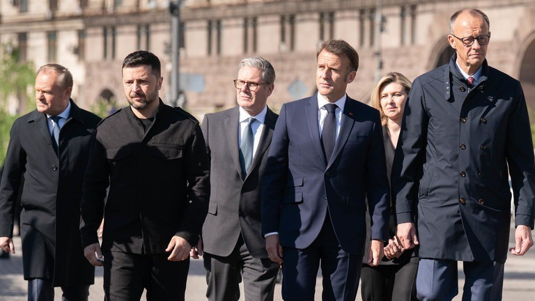 Tổng thống Ukraine Volodymyr Zelensky và các lãnh đạo châu Âu. (Ảnh: Getty Images) 68a0cfff20302723fd284277.jpg
