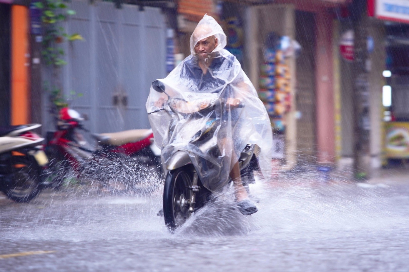 Mưa lớn kéo dài đến sáng 20/8 ở miền Bắc. Ảnh: Nam Giang. dsc07990.jpg