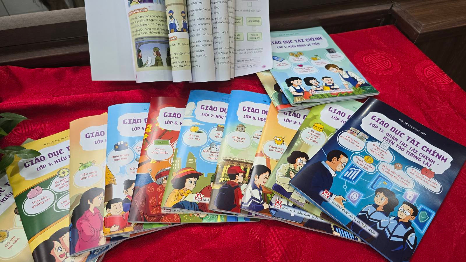 Thị trường sách, đồ dùng học tập sôi động trước thềm năm học mới- Ảnh 4. Thị trường sách, đồ dùng học tập sôi động trước thềm năm học mới- Ảnh 4.