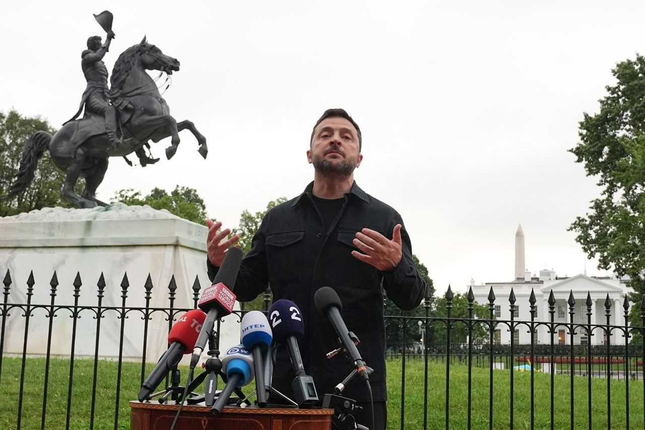 Ông Zelensky trả lời báo giới bên ngoài Nhà Trắng. (Ảnh: AP) ap25230840801153.jpg
