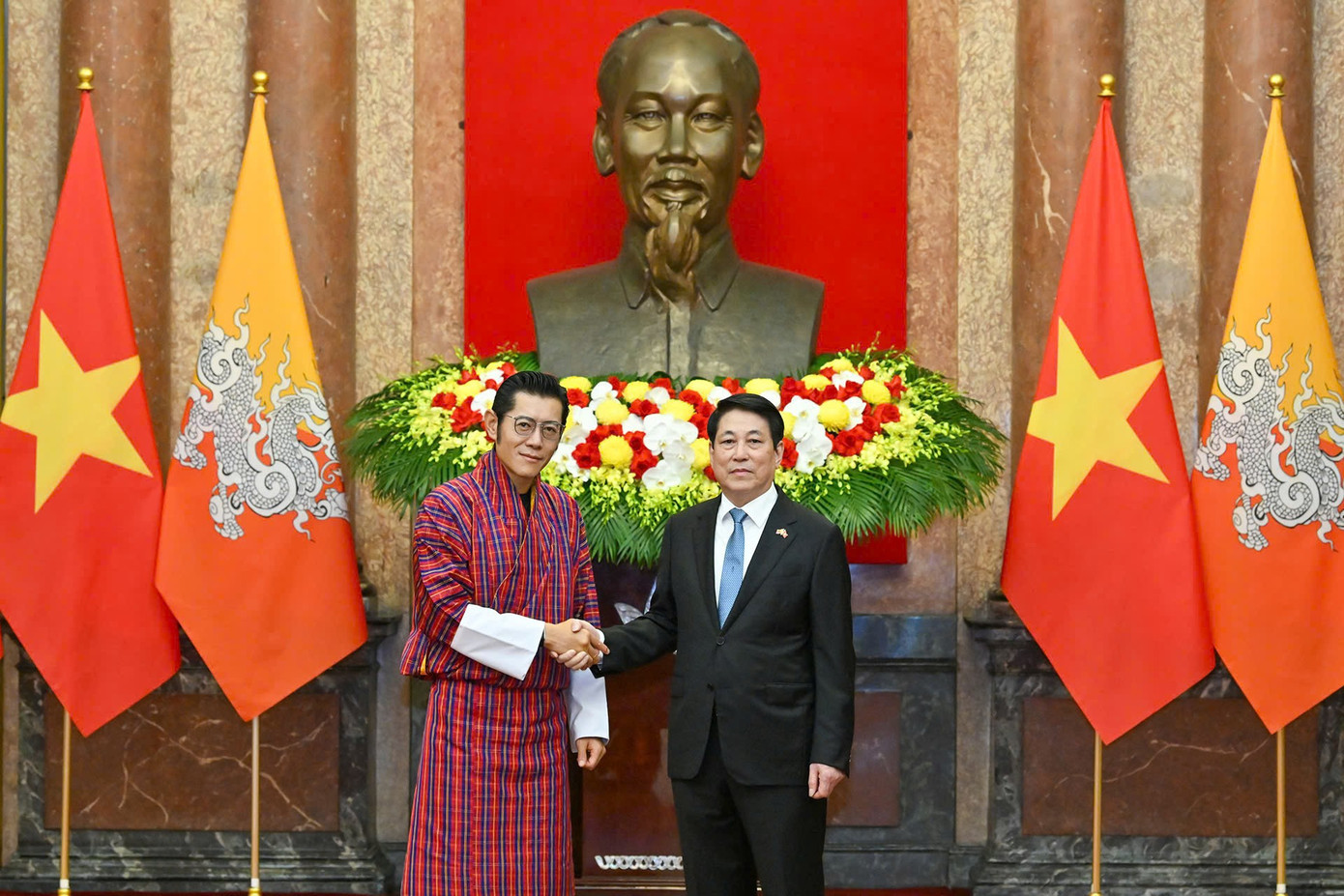 Chủ tịch nước Lương Cường và Quốc vương Bhutan chụp ảnh chung tại Phủ Chủ tịch. Ảnh: Nhật Minh gen-h-bhutan-6.jpg