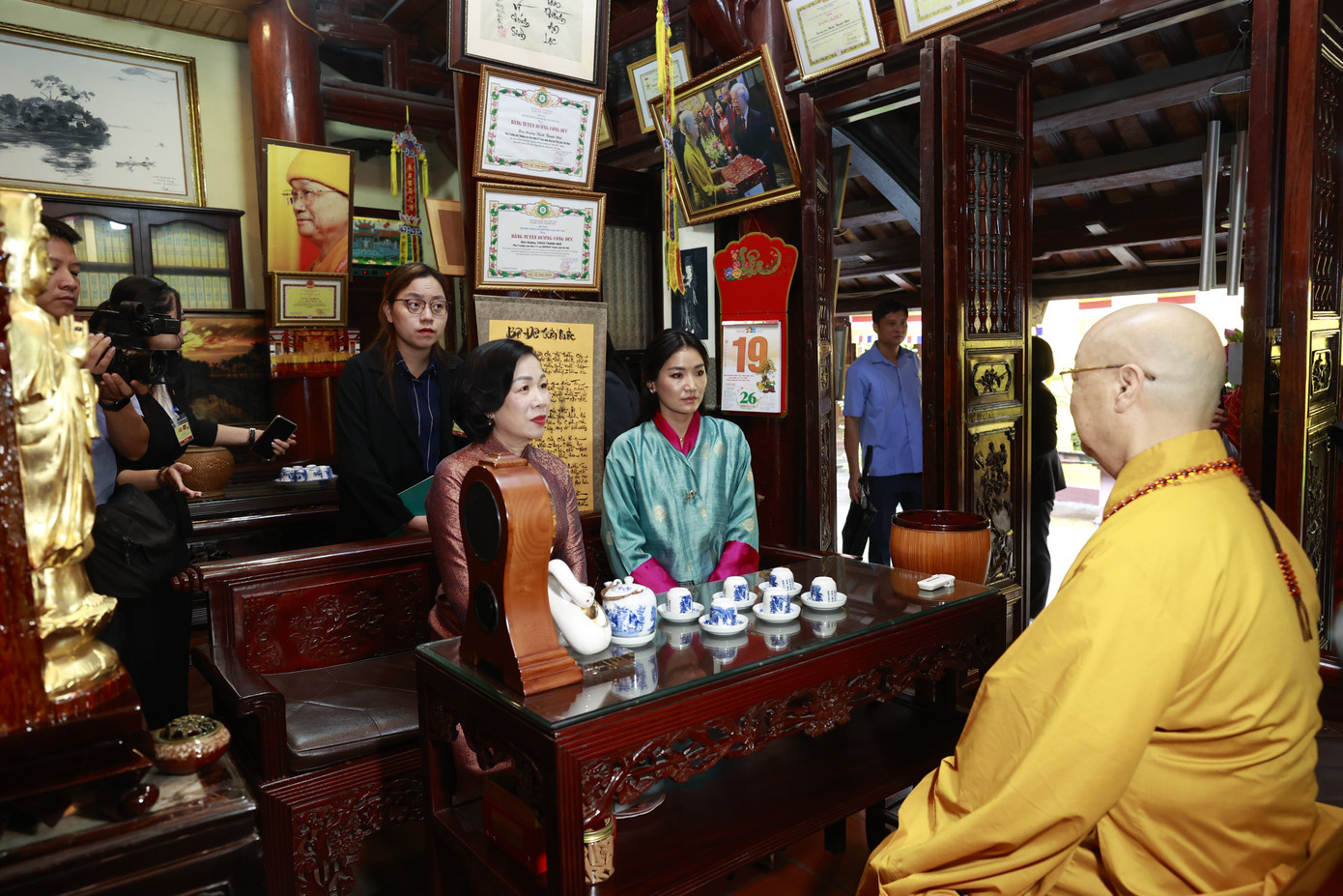 Phu nhân Nguyễn Thị Minh Nguyệt cùng Hoàng hậu Bhutan Jigme Khesar Namgyel Wangchuck nghe Hòa thượng Thích Thanh Nhã - Trụ trì chùa Trấn Quốc, giới thiệu về ngôi chùa. Ảnh: Nhật Minh phu-nhan-3.jpg
