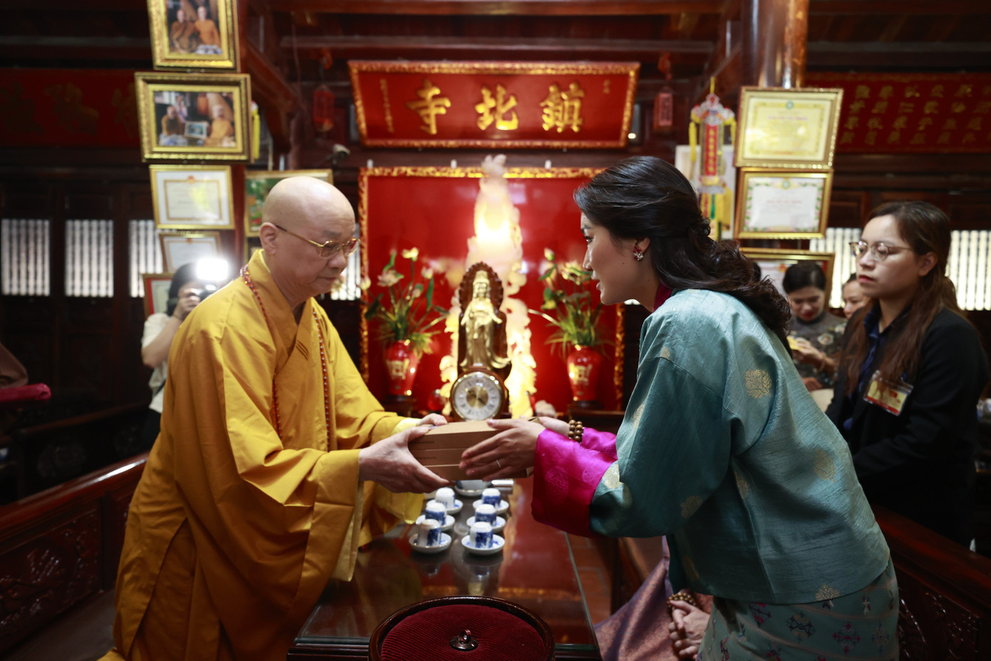 Hòa thượng Thích Thanh Nhã tặng lá bồ đề cho Hoàng hậu Bhutan. Ảnh: Nhật Minh phu-nhan-4.jpg