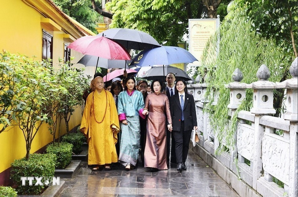 Phu nhân Nguyễn Thị Minh Nguyệt cùng Hoàng hậu Bhutan thăm chùa Trấn Quốc. Ảnh: TTXVN phu-nhan-6.jpg