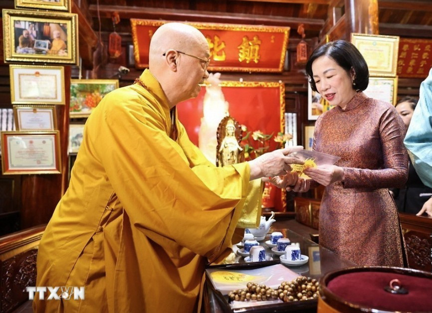 Hòa thượng Thích Thanh Nhã tặng lá bồ đề cho Phu nhân Nguyễn Thị Minh Nguyệt. Ảnh: TTXVN phu-nhan-8.jpg