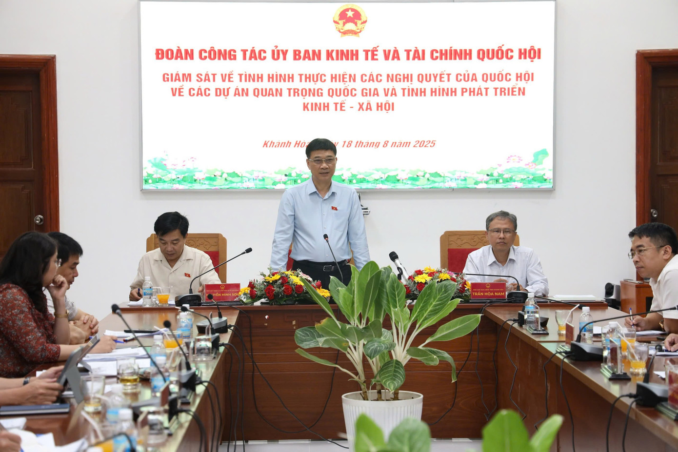 Phó Chủ tịch Quốc hội Vũ Hồng Thanh phát biểu tại buổi làm việc. z6919801253020-ba7c2405c8ef4cf568fbb9ce1a366078.jpg