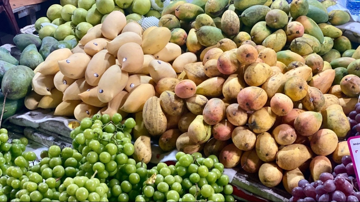 Loại xoài vàng ươm, thơm nức 'gây sốt' thị trường hoa quả: Hình dáng lạ mắt, giá rẻ, xuất xứ gây tranh cãi