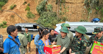 Phó Thủ tướng Trần Hồng Hà thăm hỏi người dân vùng lũ Điện Biên