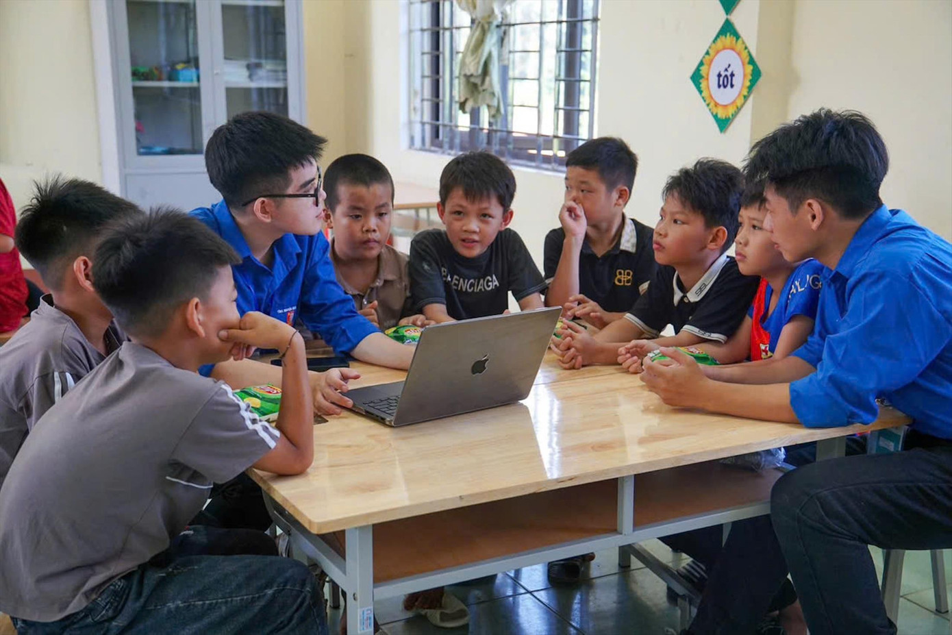 Các bạn sinh viên tình nguyện dạy các em nhỏ về AI tại lớp “Bình dân học vụ số” ở nhà văn hoá xóm Nà Canh, xã Dân Tiến, tỉnh Thái Nguyên a2.jpg
