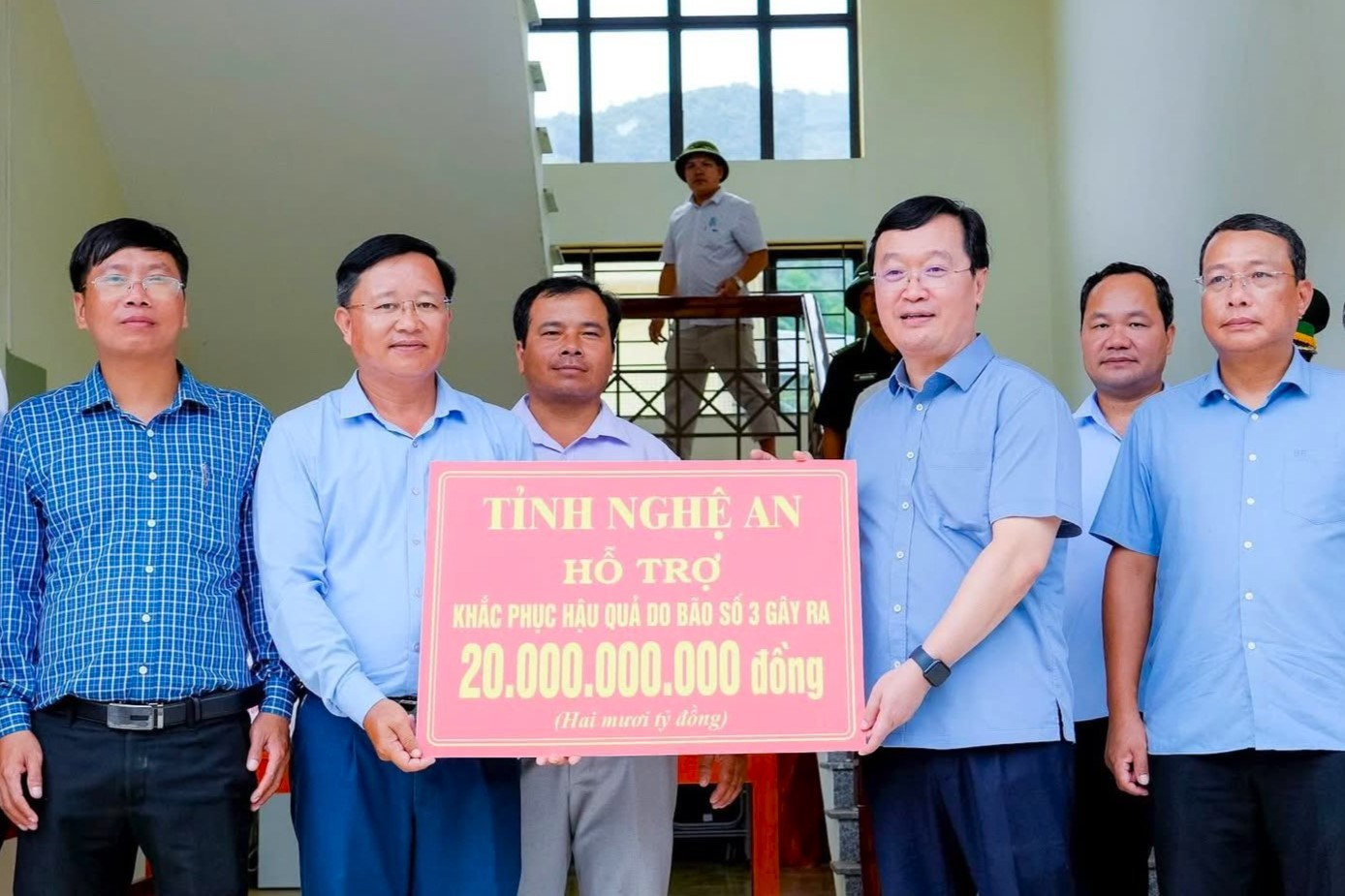 Ông Nguyễn Đức Trung, Bí thư Tỉnh ủy Nghệ An trao hỗ trợ khắc phục hậu quả do bão số 3 gây ra tại xã Nhôn Mai 45.jpg